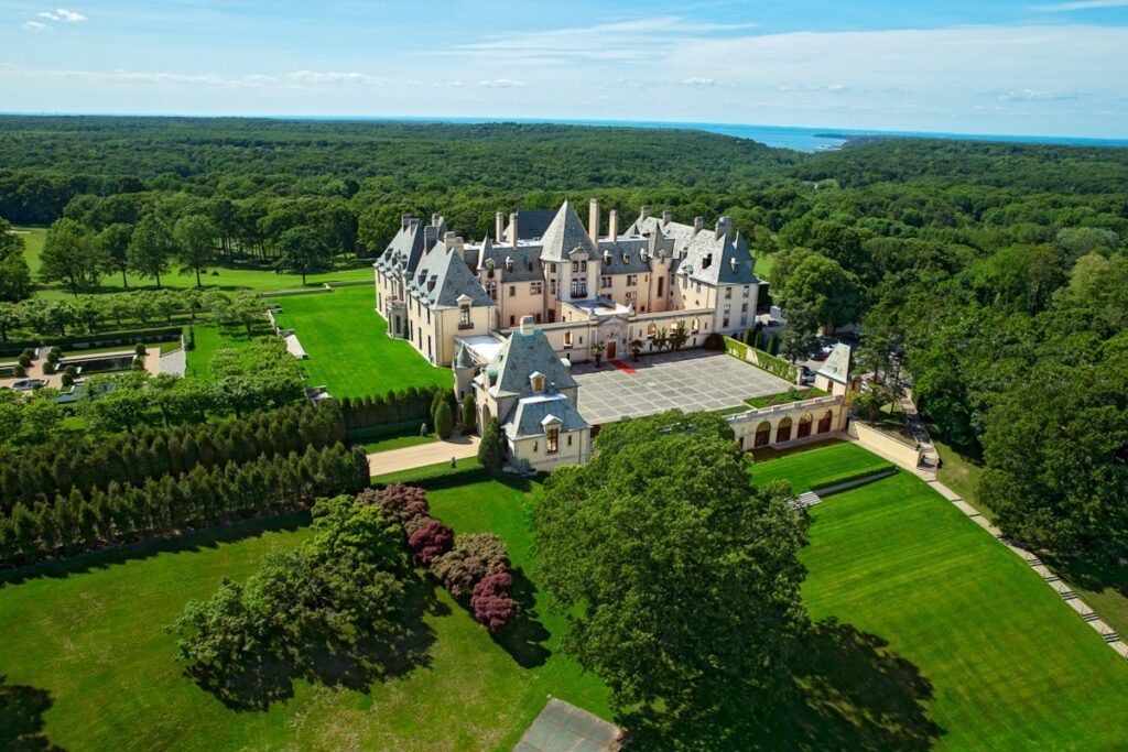 heka collaborates with these experiences, offering combined packages with castle tours, themed events like “Gatsby Hour” cocktail gatherings in the OHK Bar / Photo via Oheka Castle