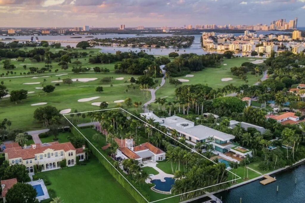 Instead, it’s all about pristine waterfront views, immense gardens, and total privacy. Despite being technically open to the public, access is severely limited. / Photo Indian Creek