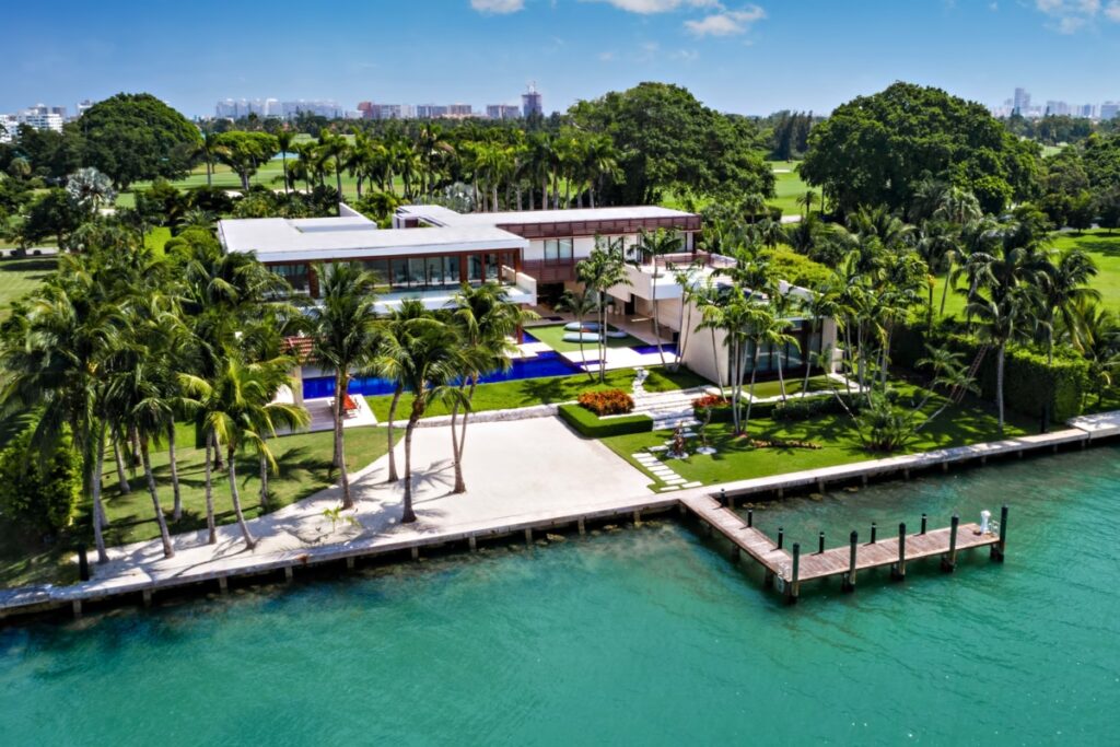 These tours circle the island, providing distant views of the opulent homes and manicured lawns — always under heavy surveillance. / Photo Indian Creek