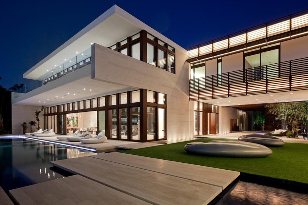 Everything is understated yet breathtaking. Residents control their own roads, and the island features a world-class golf course — but no public amenities. / Photo Indian Creek