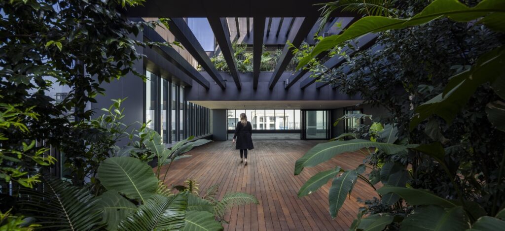 Designed by the renowned aflalo/gasperini arquitetos, the Salma Tower is a 16-story masterpiece that represents the bold future of sustainable architecture in São Paulo / Photo via Maira Acayaba