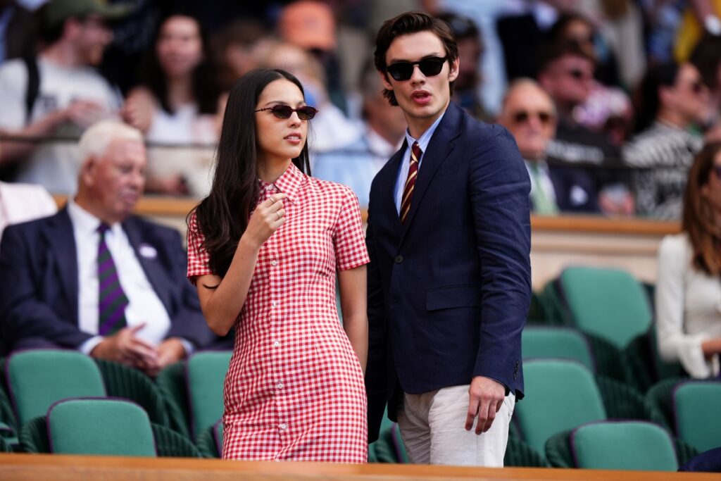 The matching red Khaite handbag completed her effortlessly retro look. / Photo The Independent