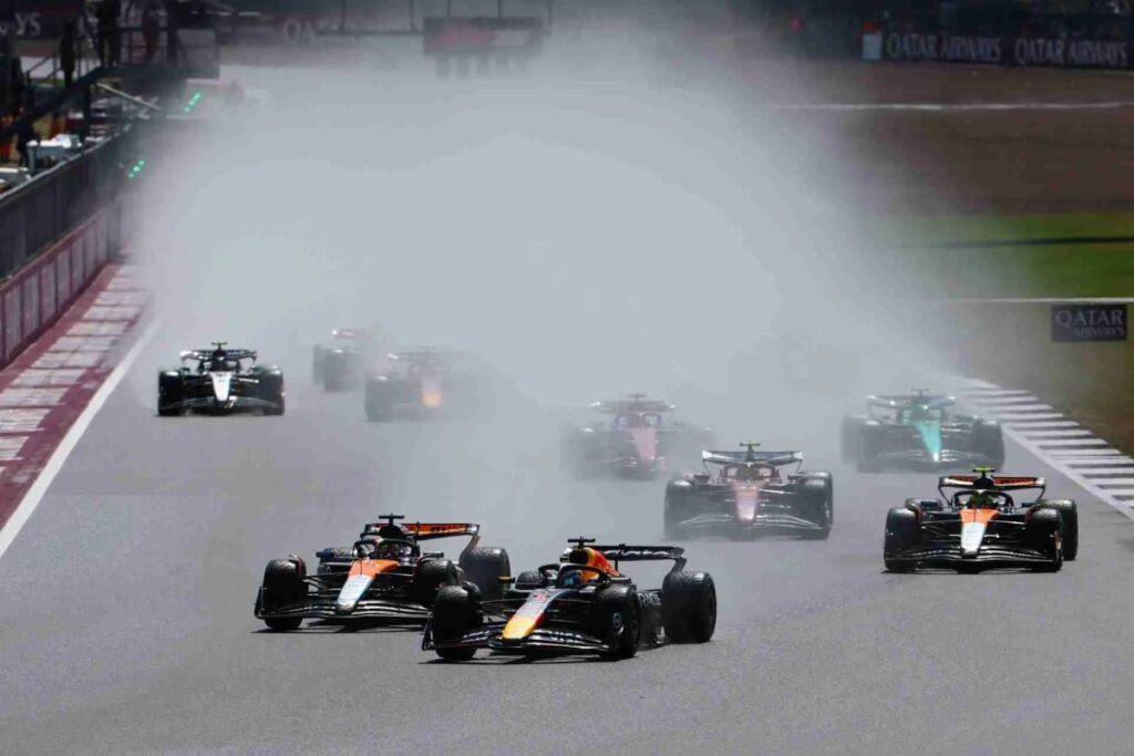 As the second safety car period neared its end, Piastri slowed excessively while leading, prompting Verstappen to surge ahead. / Photo F1