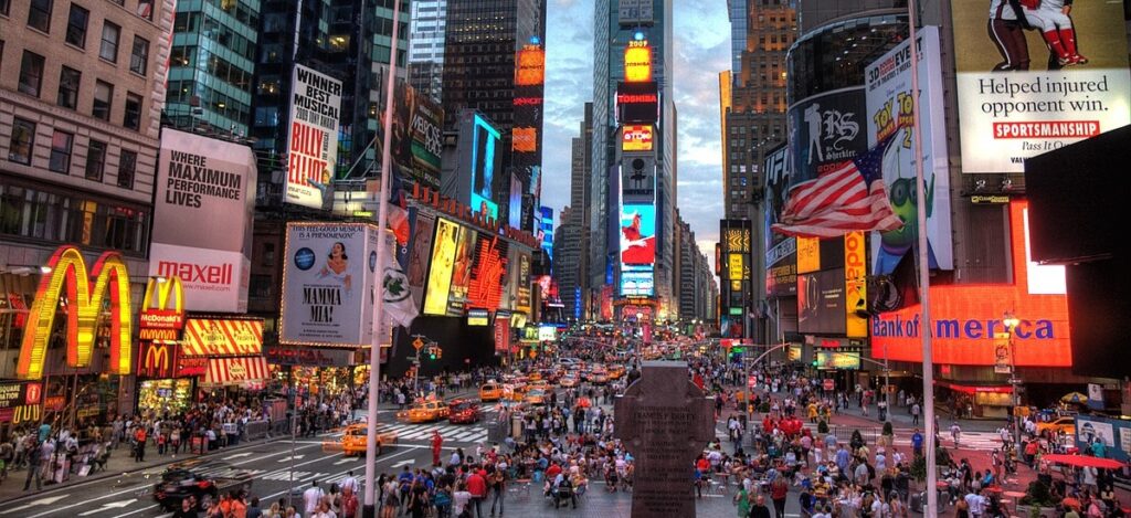 Tourists in NYC and locals alike wander in search of vibrant experiences. Among the hotspots in New York this summer, theater, cuisine, and visual arts take center stage / Photo New York