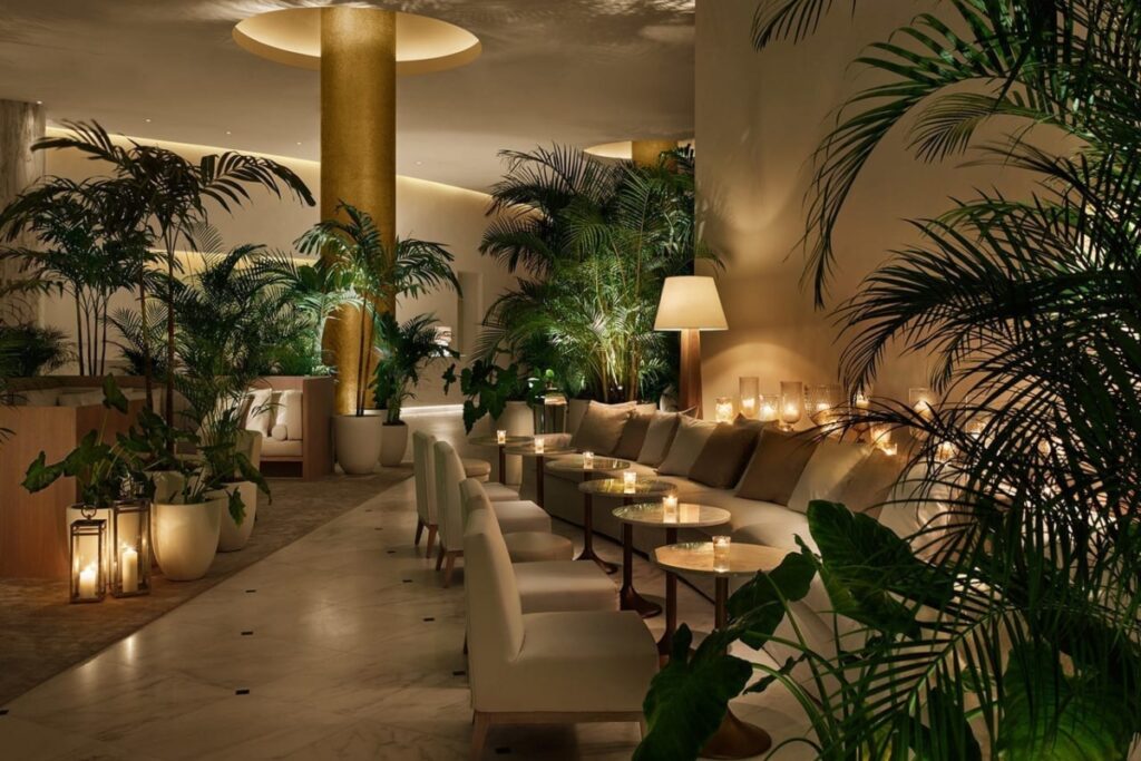 With 294 individually styled rooms, including oceanfront bungalows and a sky-high penthouse, the hotel offers serenity in soft hues and polished marble / Photo The Miami Beach Edition