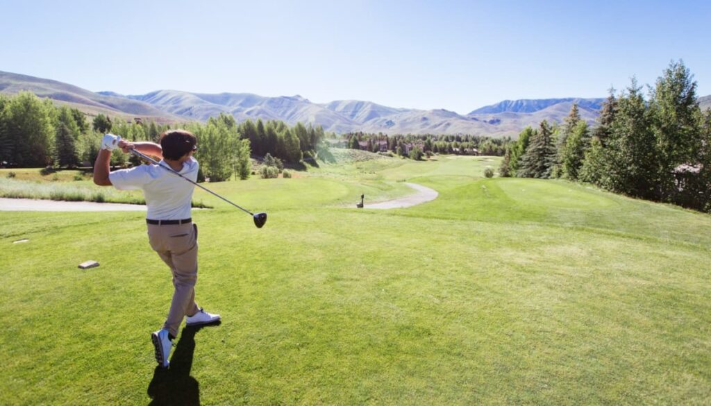 The combination of privacy, luxe amenities, and natural beauty continues to attract the world’s wealthiest and most influential figures. / Photo via (______)