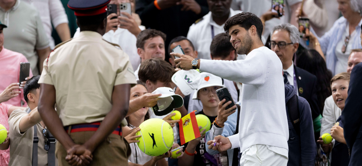 Carlos Alcaraz with a limited-edition Rolex Daytona in 18-karat gold case and turquoise dial, during a moment with fans in Wimbledon / Photo Rolex