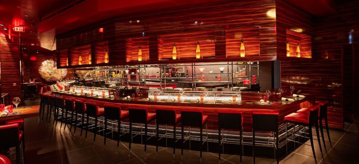 L’Atelier de Joël Robuchon elevates cocktail-making to a noble craft, mirroring its two-Michelin-starred sophistication. / Photo via L’Atelier de Joël Robuchon