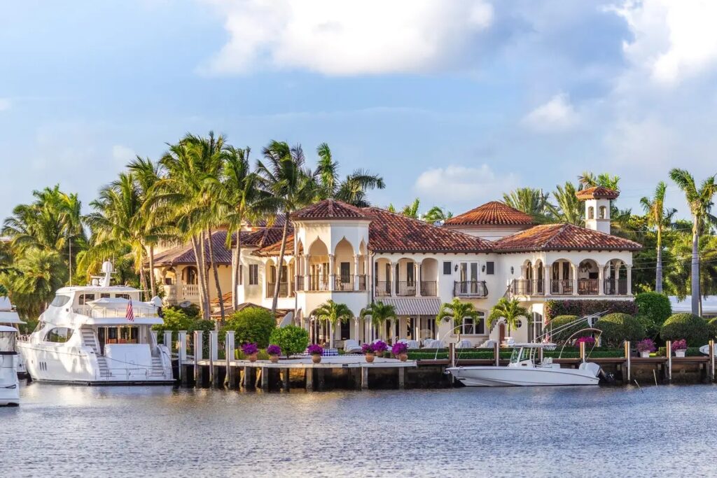 With a skyline of gleaming towers and waterfront mansions, Miami city attracts the elite with unmatched intensity. / Photo Altrata