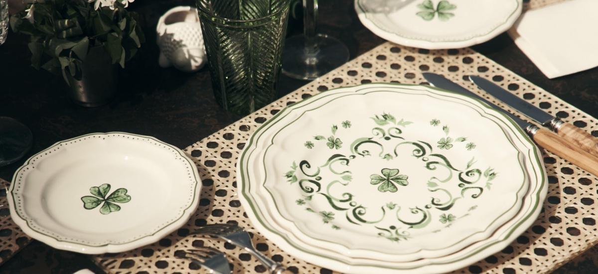 Breakfast, lunch, tea, and dinner acquire poetic charm through motifs that carry Dior’s intimate stories / Photo Monsieur Dior