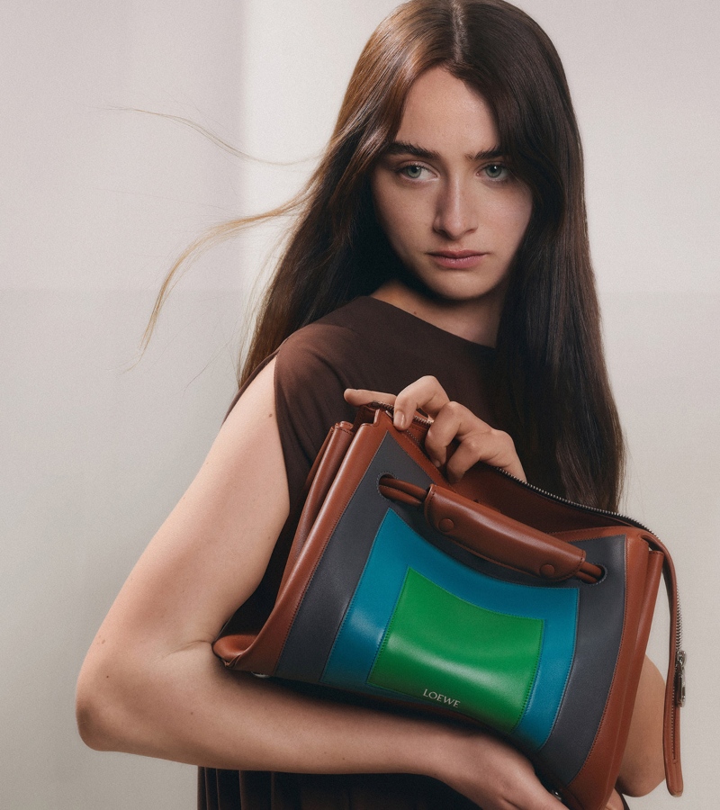 Shot by Arnaud Lajeunie, the campaign unfolds like a gallery of modern portraits. / Photo Loewe