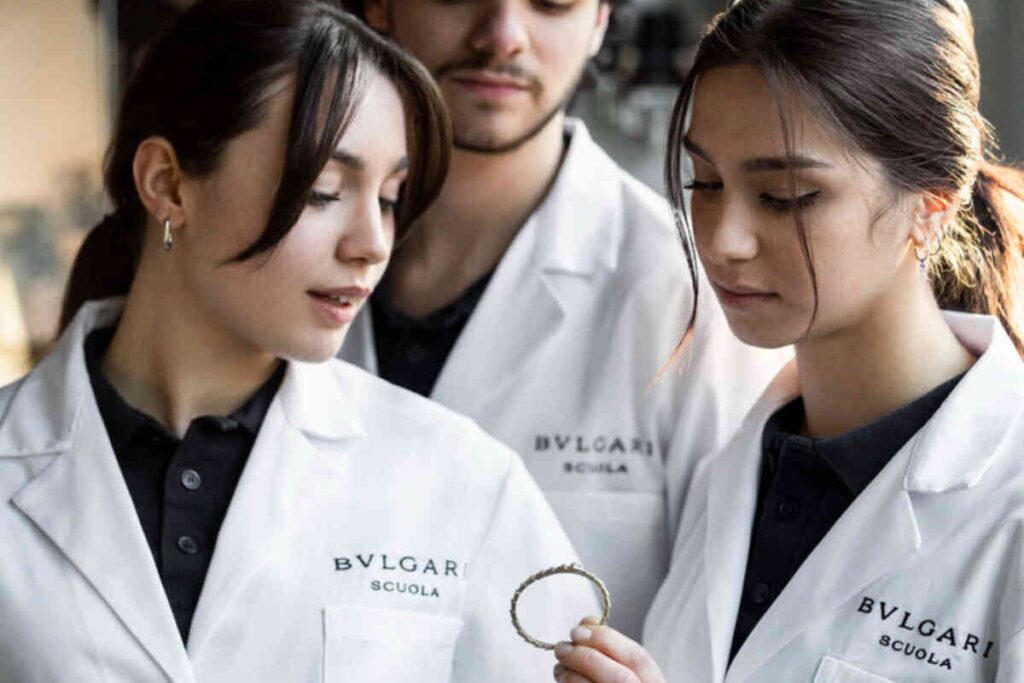 Instruction comes directly from Bvlgari’s own artisan masters, gemologists, and technical experts, ensuring a hands-on immersion in the House’s artisan legacy / Photo via Bvlgari
