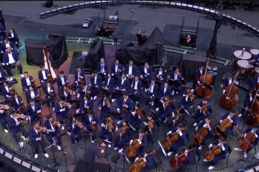 Dudamel and Chris Martin reunite at Wembley Stadium from August 22th to september 8th, where the conductor and his orchestra open Coldplay’s Music of the Spheres residency. / Photo WEMBLEY