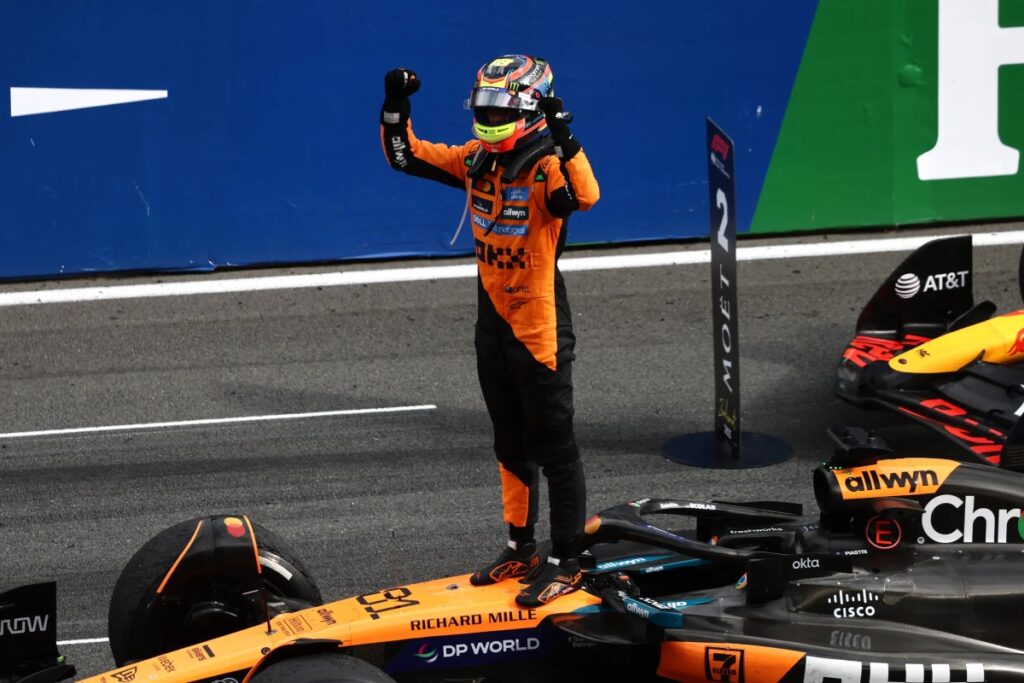 Drama emerged on Lap 23 when Lewis Hamilton struck the barriers, triggering the first Safety Car. Pit lane chaos followed as McLaren executed a double-stack stop. / Photo F1