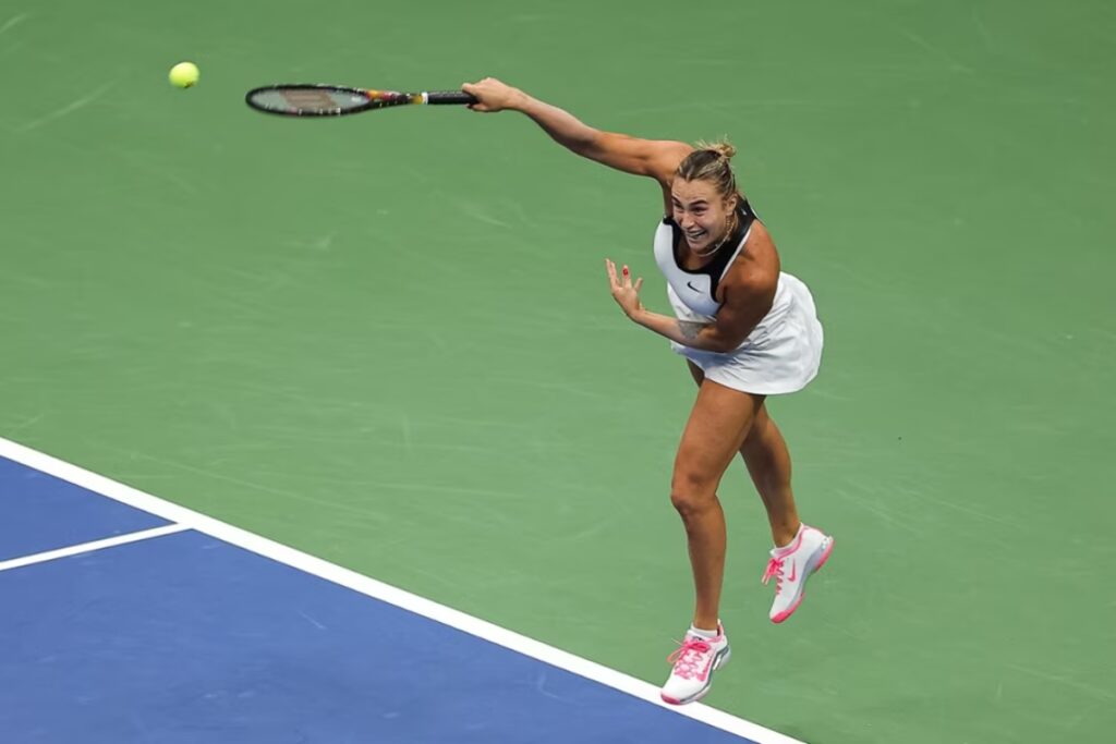 Her powerful groundstrokes and trademark intensity were evident from the start, overwhelming Anisimova in the opening set. / Photo via US Open