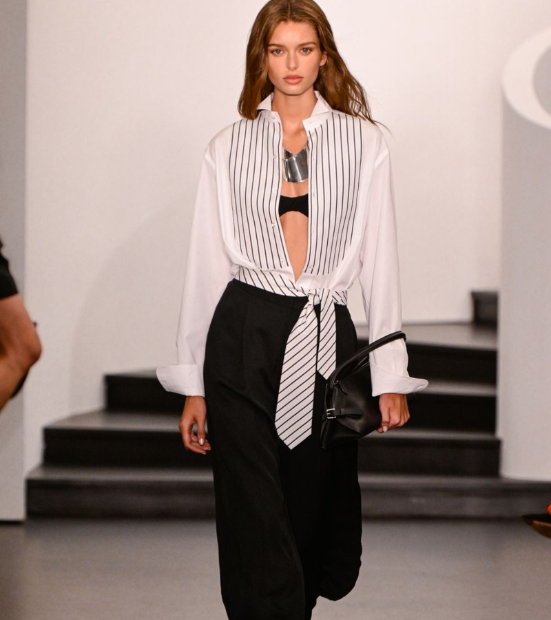 Accessories played a starring role. Wide-brimmed sun hats, almost theatrical in scale, added layers of drama and romance. / Photo Ralph Lauren