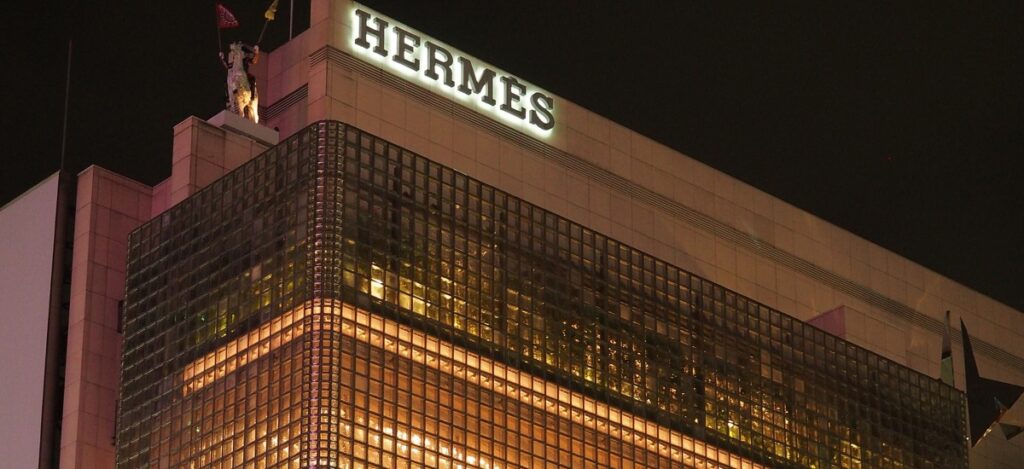 With a luminous façade and ingenious spatial planning, Maison Hermès Tokyo is a 15-story tower that redefined urban architecture / Photo Hermes Tokyo