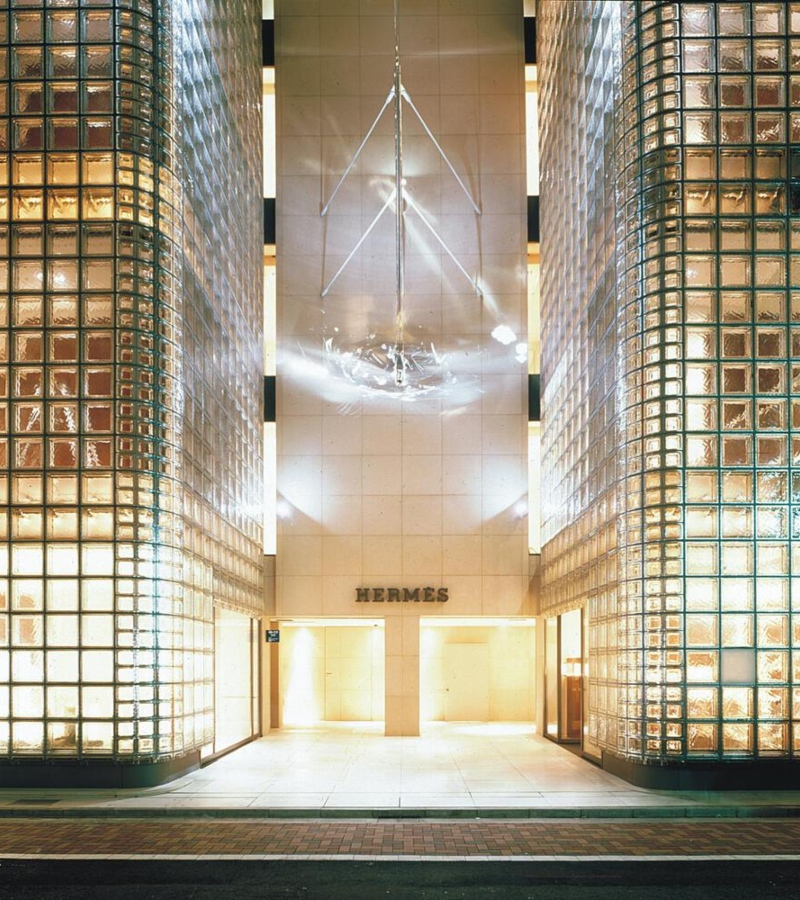 The seventh floor opens into a double-height gallery dedicated to exhibitions, a place where craftsmanship and art converge. / Photo Maison Hermes