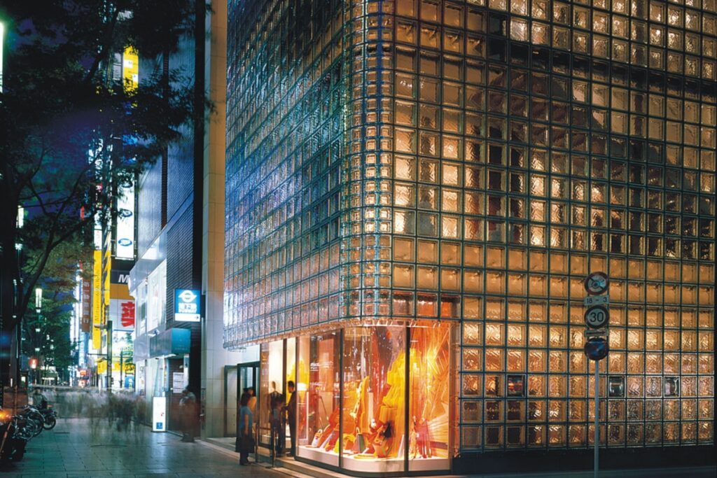 The challenge was formidable: enlarging entryways, dressing rooms, and the “Le Studio” cinema on the tenth floor, all while preserving the building’s integrity. / Photo Hermes Tokyo