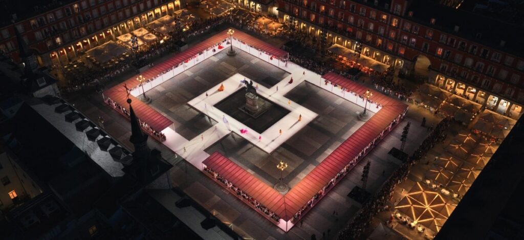 Carolina Herrera transformed the iconic Plaza Mayor into the stage for its Spring 2026 showcase during Madrid Fashion Week / Photo via Carolina Herrera
