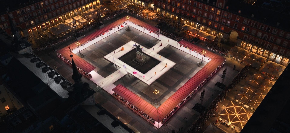 Carolina Herrera transformed the iconic Plaza Mayor into the stage for its Spring 2026 showcase during Madrid Fashion Week / Photo via Carolina Herrera
