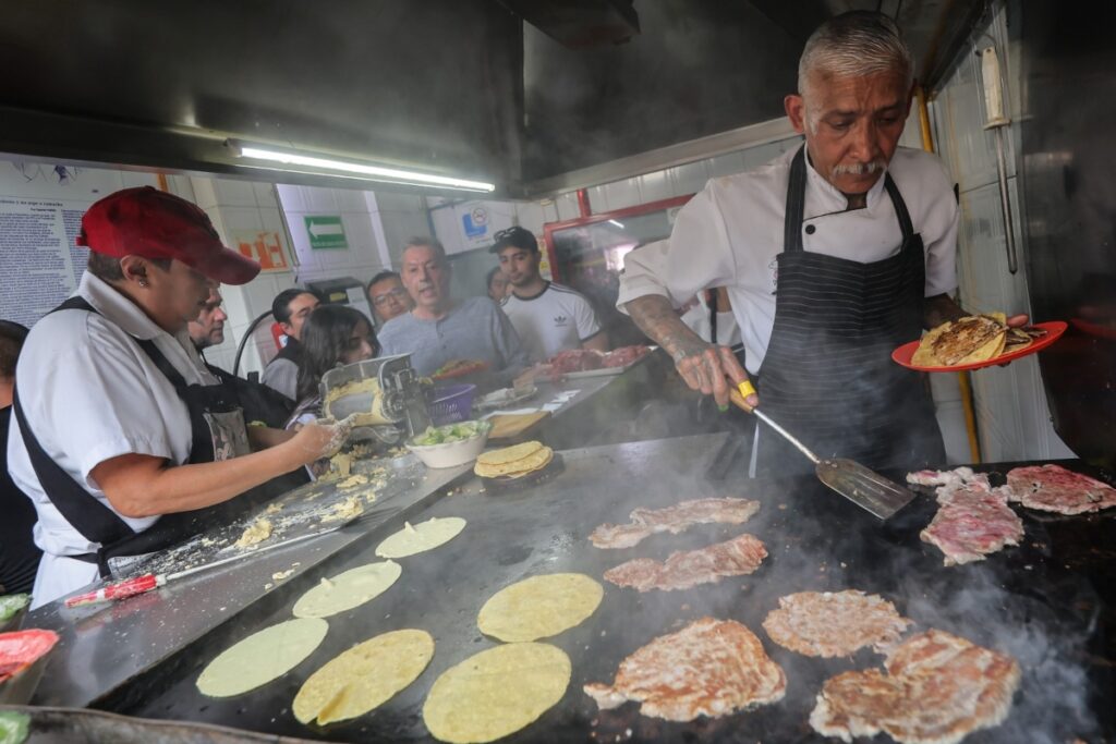 Inspectors described it as nearly invisible from the street, tucked between clothing vendors and small shops. / Photo El Califa de León