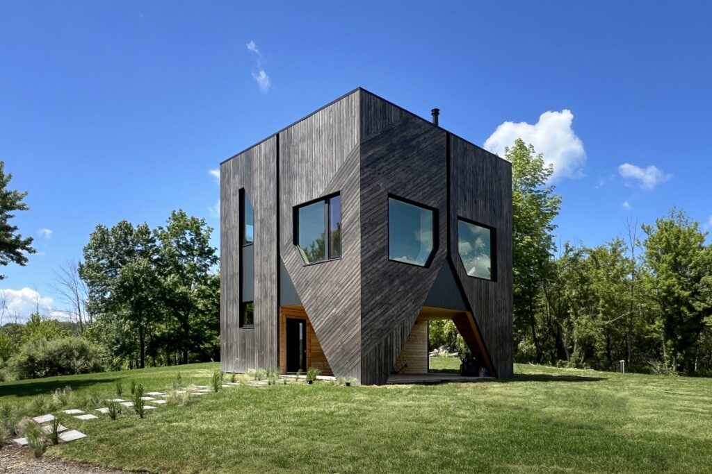 The structure measures 1,500 square feet yet feels far larger thanks to vertical planning and thoughtful spatial organization. / Photo FORMA