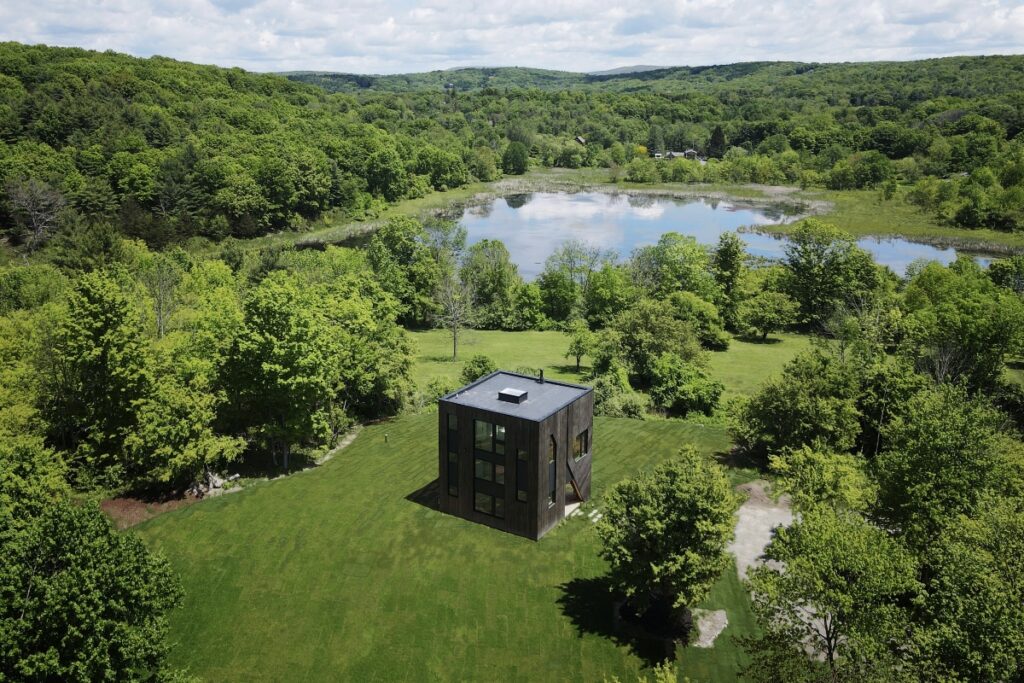 Depending on perspective, the architecture shifts—sleek and minimal from one angle, playful and unexpected from another. / Photo FORMA