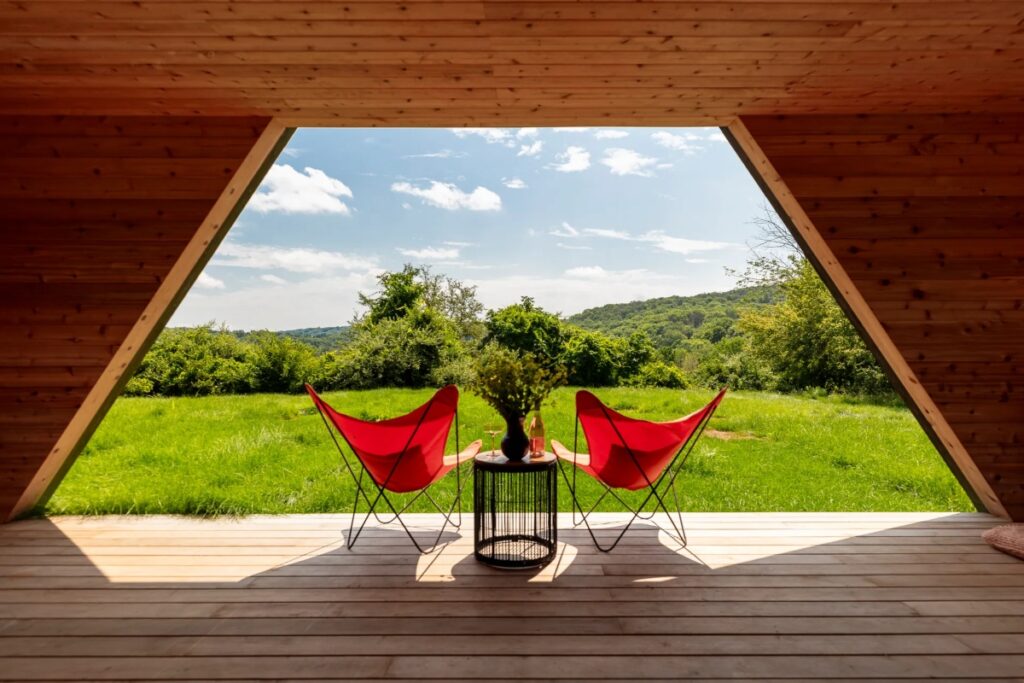 Natural ventilation pairs with locally sourced materials, ensuring a reduced ecological impact. Ethical construction practices resonate throughout the project. / Photo FORMA