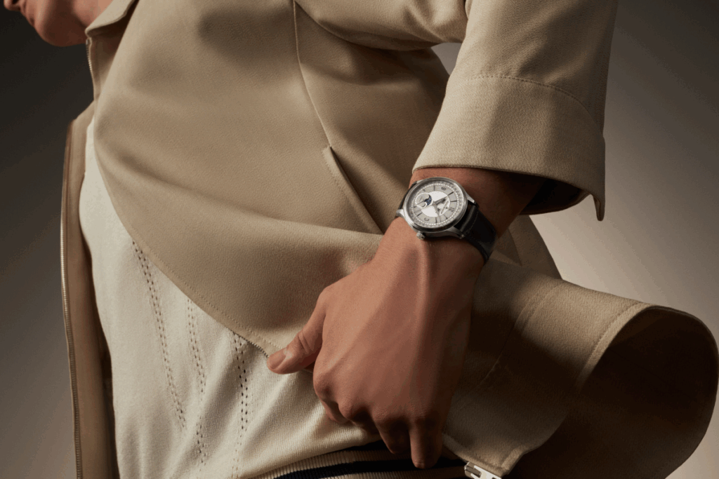 A fascinating innovation arrives once a month: the red-tipped date hand leaps swiftly to avoid obscuring the moon. / Photo Jaeger-LeCoultre