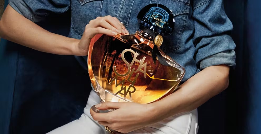 To celebrate its 100th anniversary, Guerlain unveils Shalimar L’Essence, a reinvention that pays homage to the original masterpiece while infusing it with modern sensuality. / Photo Guerlain