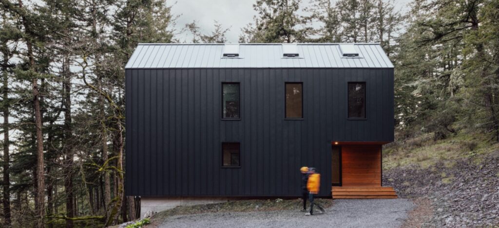 The System 02 proves that contemporary architecture can harmonize effortlessly with nature / Photo via Russell Dalby