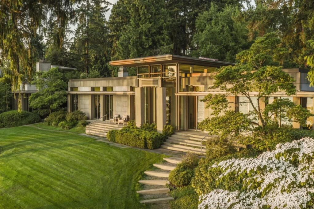 Bezos sold his Hunts Point estate for a record-breaking $63 million, setting a new benchmark for residential real estate sales in Washington state. / Photo via Michael Wamlmsley