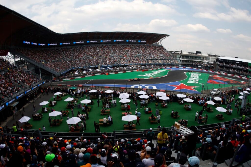 Moreover, the Autódromo’s high altitude and long pit straight enable speeds exceeding 330 km/h, delivering a unique spectacle not easily replicated elsewhere. / Photo via F1