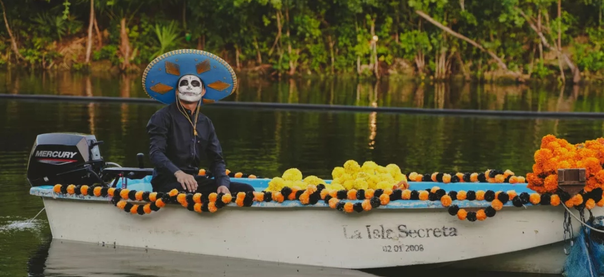 Boat tours, parades, cooking classes, altar displays, and family workshops. / Photo via Rosewood Hotels