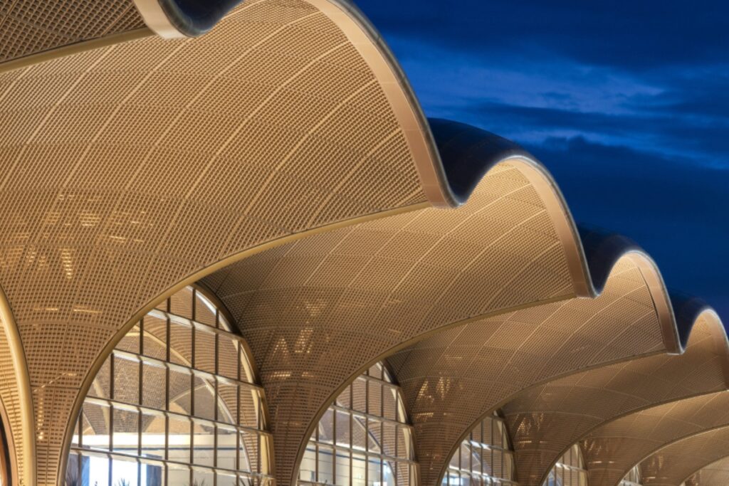 Foster + Partners integrated passive cooling techniques, daylight filtering panels, and modular steel structures to reduce energy consumption and environmental impact. / Photo via Foster + Partners