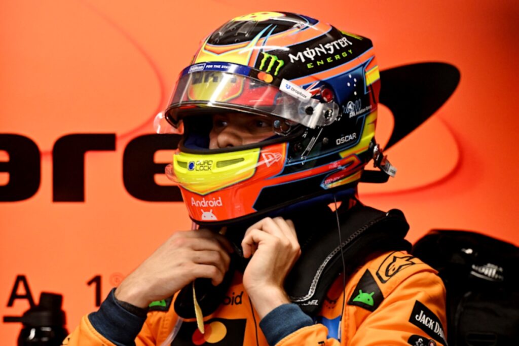 The race typically covers around 305 km over 62 laps on the Marina Bay Street Circuit./ Photo via F1