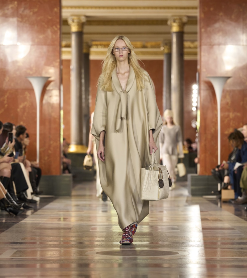 The silhouettes whispered sophistication without abandoning relaxation. Nightgowns, pajama-inspired coordinates, and flowing robes took center stage. / Photo Louis Vuitton