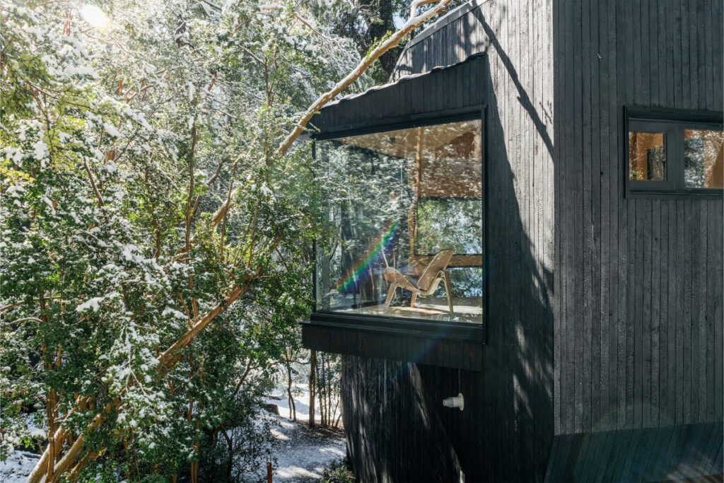 Furniture and walls share the same material, forming monolithic surfaces that enhance the minimalist aesthetic. / Photo OJA