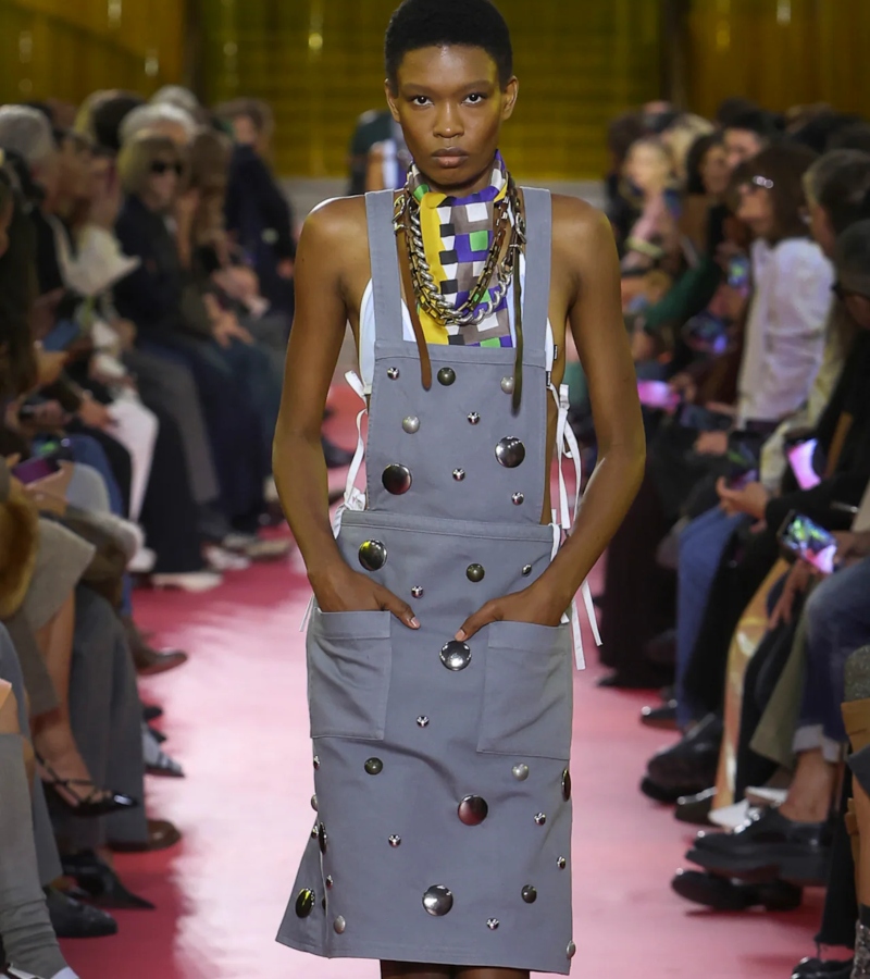 Each look echoed the resilience of the 1930s and 1940s working women, interpreted through modern tailoring and unexpected sophistication. / Photo Miu Miu