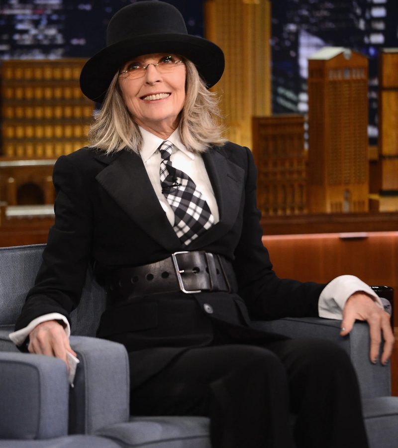 The relaxed vests, oversized trousers, crisp shirts, and that iconic hat weren’t merely wardrobe choices. / Photo VF