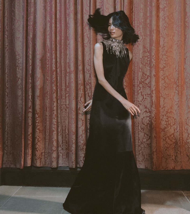 McQueen’s exploration of texture becomes a language of seduction and rebellion. / Photo Alexande Mcqueen