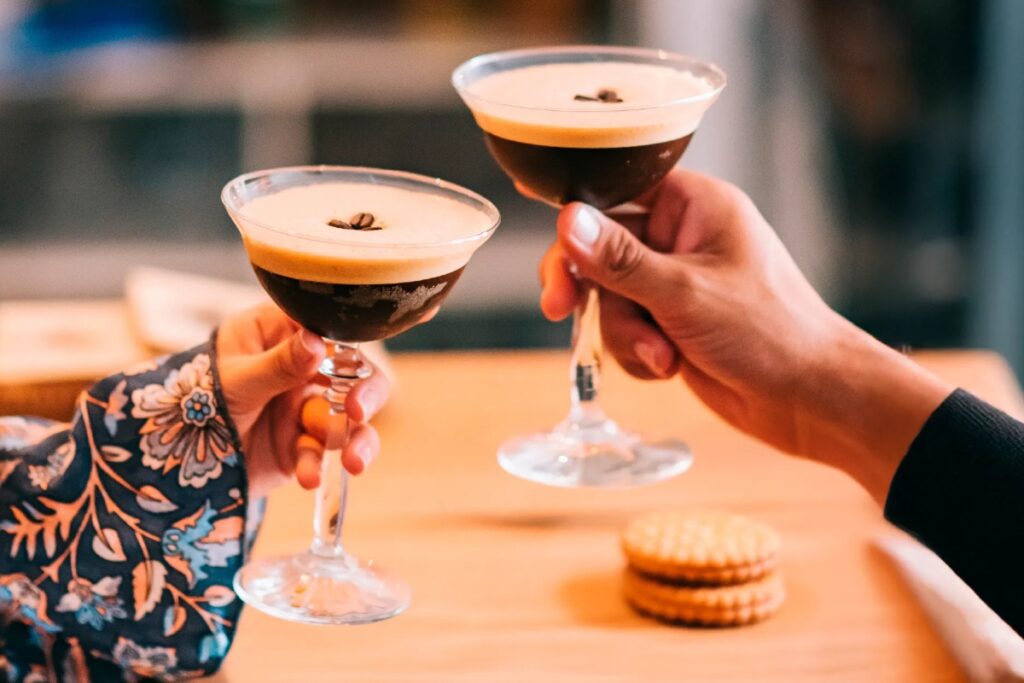 What’s striking about this change is how it’s redefining social life itself. Instead of centering gatherings around alcohol, Gen Z embraces experiences that nurture the mind and body. / Photo Vitonica