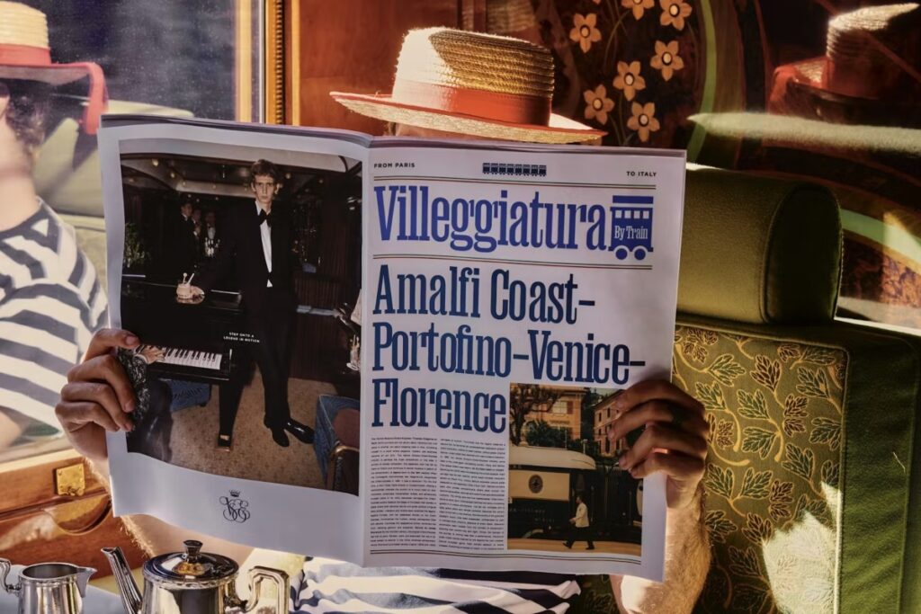 The Bar Car ‘3674’ becomes a social heartbeat, alive with live piano music and cocktails served in crystal glassware. / Photo Belmond