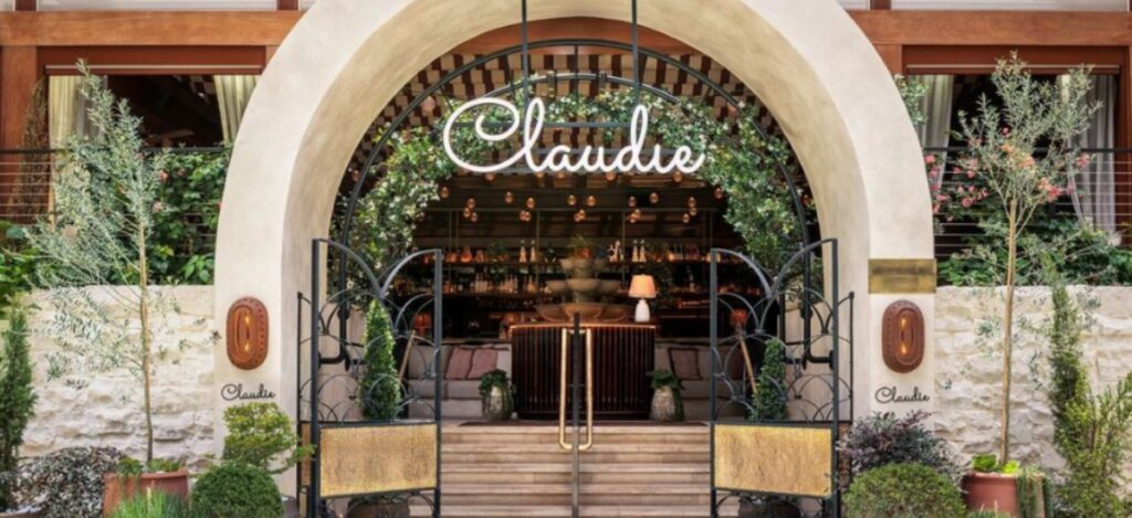 In Brickell, CLAUDIE partners with Bartoux Gallery to present the evocative works of Anna Master in its Main Dining Room. / Photo via CLAUDIE