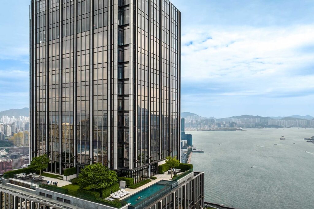 Towering 270 meters above Victoria Harbour, this 413-room masterpiece serves as the crown jewel of the Rosewood collection / Photo via Rosewood Hong Kong