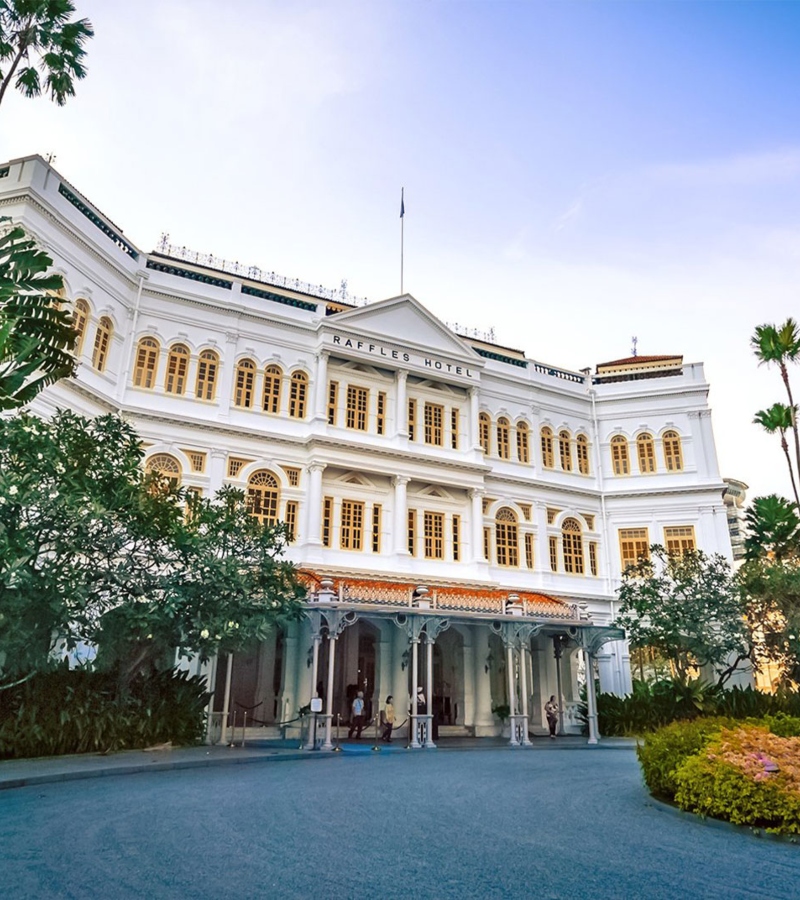 Guests are greeted by distinguished Sikh doormen, guided along shaded verandas, and immersed in colonial-era elegance that transcends time / Photo via Raffles Hotel