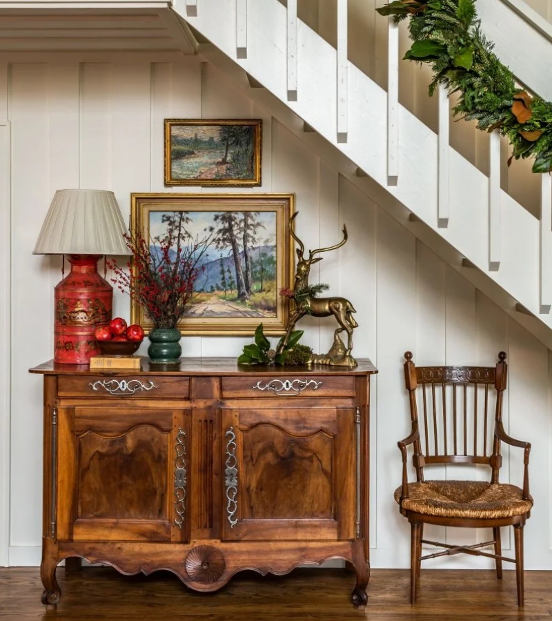 Deep blue windowpane patterns in libraries. Blackwatch checks draped across dining chairs. / Photo Pintrest