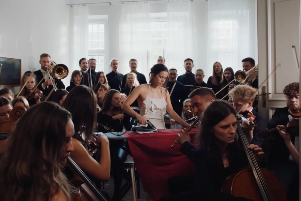 The music evokes sacred spaces, candle-lit altars, and meditative silence. Yet, it never abandons modernity. / Photo Rosalía