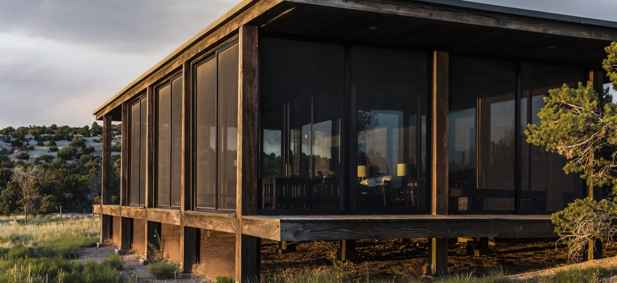 Completed in 2012 for Tom Ford, Rancho Cerro Pelon merges equestrian culture, meditative design, and elemental beauty across more than 24,000 acres of Santa Fe’s stark terrain. / Photo Tom Ford